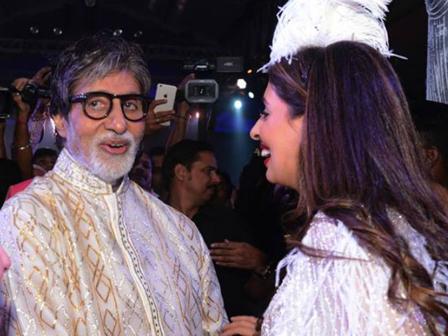 Amitabh Bachchan Captures Many Moods of Daughter Shweta on The Ramp