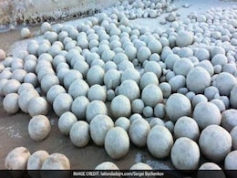 साइबेरिया के एक बीच पर दिखे बर्फ के विचित्र विशालकाय गोले... साइबेरिया के एक बीच पर दिखे बर्फ के विचित्र विशालकाय गोले...