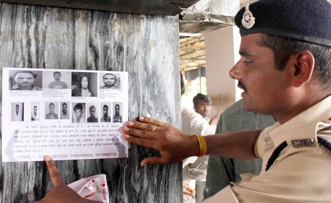 मुठभेड़ में मारे गए सिमी कैदियों की कब्र पर शहीद का शिलालेख!