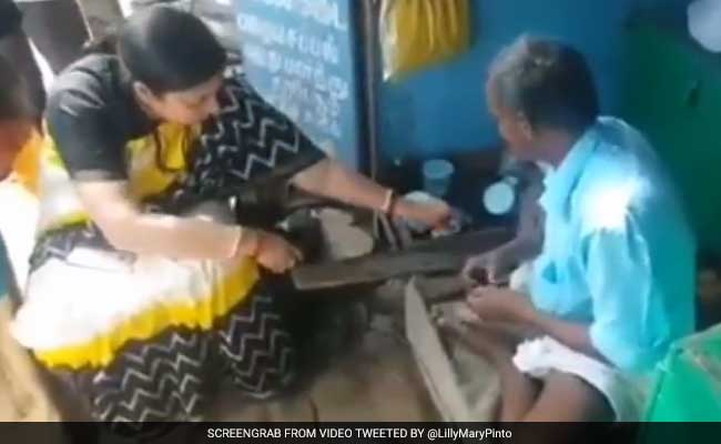 Smriti Irani Gives Cobbler Rs 100 For Fixing Slippers. Incident Goes Viral