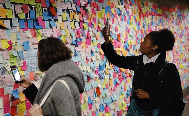 New Yorkers Build Walls Of Sticky Notes In Defiance Of Donald Trump