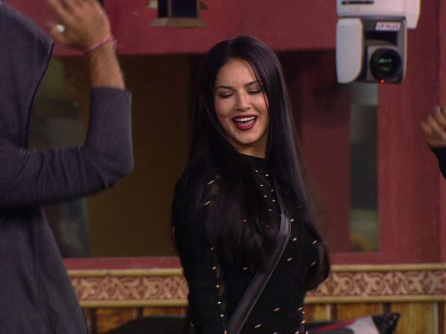 Bigg Boss 10: Sunny Leone Enacts Sholay Scene, Plays Basanti