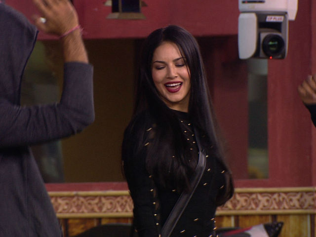 <i>Bigg Boss 10</i>: Sunny Leone Enacts <i>Sholay</i> Scene, Plays Basanti