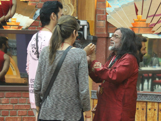 <I>Bigg Boss 10</i>, November 30: Swami Om Finds A Reason To Cry Again