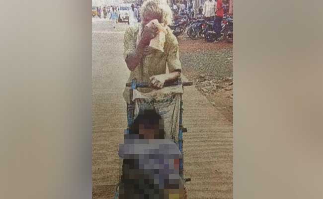 एंबुलेंस के लिए नहीं थे पैसे, हाथगाड़ी पर पत्नी का शव रखकर 60 किलोमीटर की दूरी तय की