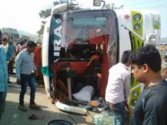 मुंबई से नेपाल जा रही लक्जरी बस ठाणे में पलटी, 16 यात्री घायल, ड्राइवर फरार