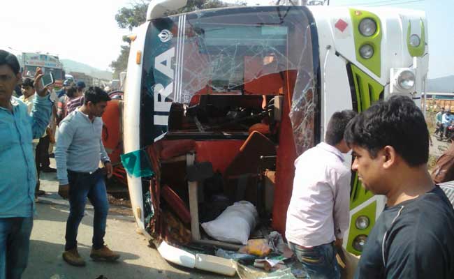 मुंबई से नेपाल जा रही लक्जरी बस ठाणे में पलटी, 16 यात्री घायल, ड्राइवर फरार