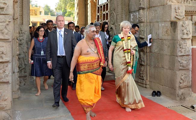 जब बेंगलुरु के मंदिर में साड़ी पहनकर पहुंचीं ब्रिटिश प्रधानमंत्री थेरेसा मे