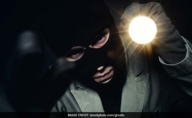 SBI के ई-मित्र शाखा में हुई चोरी, चोरों ने उड़ाए रुपये, CCTV में कैद हुई वारदात