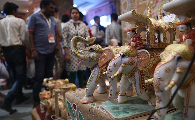 व्यापार मेला : घरेलू और विदेशी कारोबारी ले रहे हैं 500 और 1000 के नोट