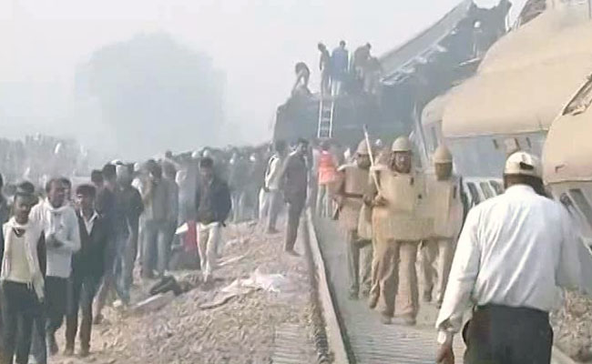 कानपुर में हादसे की शिकार हुई इंदौर-पटना एक्सप्रेस में सवार यात्रियों के परिजन पहुंचे रेलवे स्टेशन