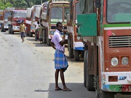 डीजल की बढ़ती कीमतों के विरोध में ट्रक मालिकों की देशव्यापी हड़ताल, महंगाई बढ़ने की आशंका डीजल की बढ़ती कीमतों के विरोध में ट्रक मालिकों की देशव्यापी हड़ताल, महंगाई बढ़ने की आशंका