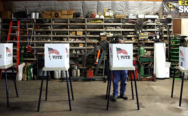 US Election: Hillary Clinton or Donald Trump? Counting Begins.