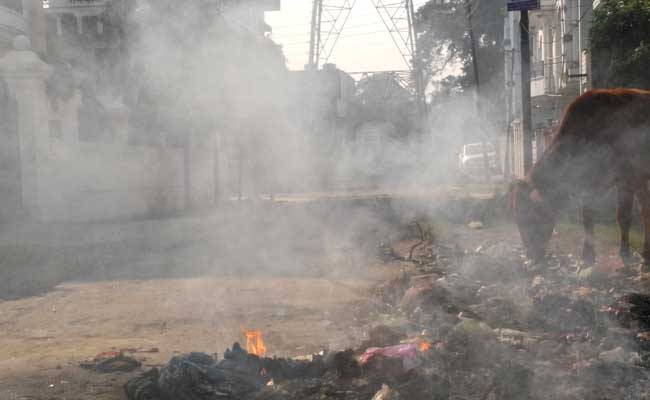 बनारस की फिजाओं में जलते कूड़े का धुआं घोल रहा है ज़हर