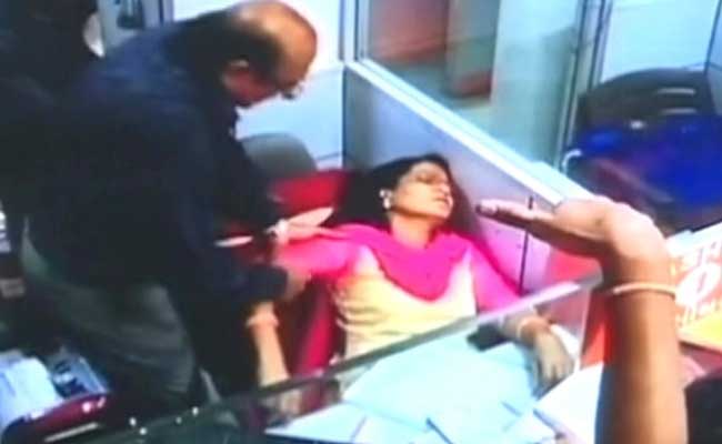 Amid Cash Crunch, Sleepless Bank Employees Fulfil Government's Promises