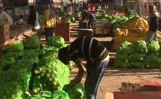 வியாபாரிக்கு கொரோனா: கோயம்பேடு மார்க்கெட்டை 3 ஆக பிரிக்க திட்டம்!