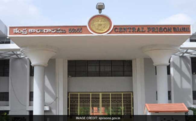 2 Prisoners Escape From Warangal Jail