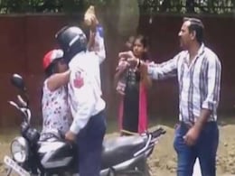 ट्रैफिक पुलिसकर्मी से मारपीट के मामले में महिला के खिलाफ FIR, साल भर पहले हुआ था वीडियो वायरल ट्रैफिक पुलिसकर्मी से मारपीट के मामले में महिला के खिलाफ FIR, साल भर पहले हुआ था वीडियो वायरल