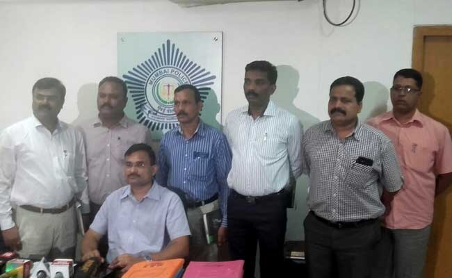 मिठाई के डिब्बों में मिले 9 किलो सोने के बिस्किट, 7 लोग गिरफ्तार मिठाई के डिब्बों में मिले 9 किलो सोने के बिस्किट, 7 लोग गिरफ्तार