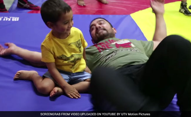 5 साल के बेटे आजाद के साथ आमिर खान ने आजमाए कुश्‍ती के दांव, देखें वीडियो
