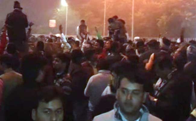 सपा से निकाले जाने के बाद अखिलेश के समर्थकों का हंगामा, मुलायम-शिवपाल के पोस्टर फाड़े