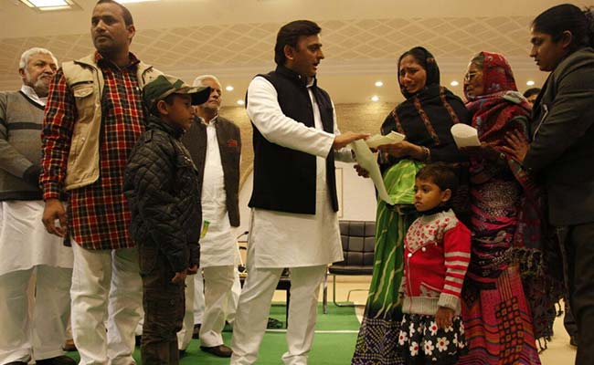 With Eye On UP Polls, Akhilesh Yadav Gives Compensation Over Bank Queue Deaths