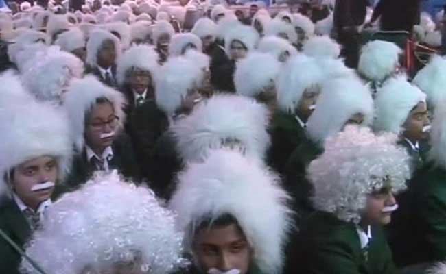 With 550 Albert Einstein Lookalikes, Students Shoot For World Record