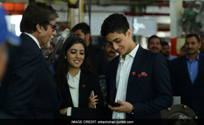 अमिताभ बच्‍चन ने किया दामाद की फेक्‍ट्री में 'काम', नाती और नातिन से मिलकर हुए खुश, देखें फोटो