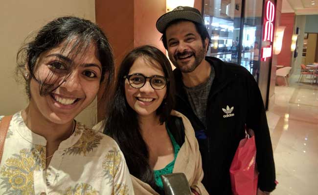 एटीएम की लाइन में अनिल कपूर ने अपने प्रशंसकों के साथ ली सेल्फी