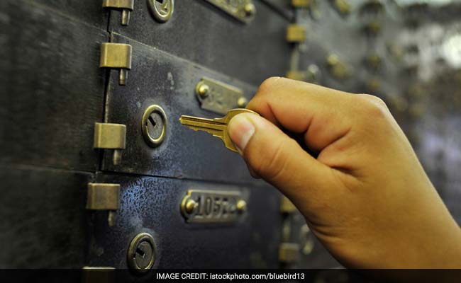 क्या आप भी Bank Locker में रखते हैं कीमती सामान? जानें किस बैंक में मिल रहा है सबसे सस्ता लॉकर क्या आप भी Bank Locker में रखते हैं कीमती सामान? जानें किस बैंक में मिल रहा है सबसे सस्ता लॉकर