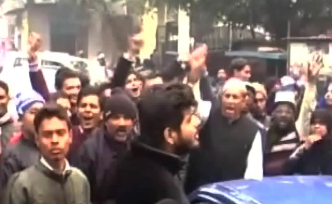 गुजरात : नकदी समस्या से परेशान लोगों ने बैंकों शाखा पर बोला धावा, जड़ा ताला