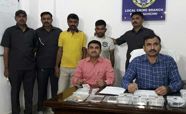 भुज में नकली नोट छापने वाले गिरफ्तार, सूरत में फर्जी नोटों के साथ पाकिस्तानी पकड़ा गया