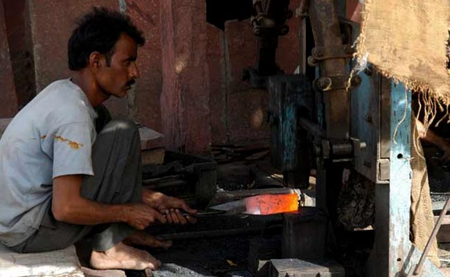 मुंबई : पुराने नोट ले नहीं सकते; 2000 का छुट्टा दे नहीं सकते, लोहारों का धंधा चौपट