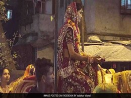 बारातें तो आपने कई देखी होंगी लेकिन घोड़ी पर सवार 'दुल्हन' को कभी देखा है बारातें तो आपने कई देखी होंगी लेकिन घोड़ी पर सवार 'दुल्हन' को कभी देखा है