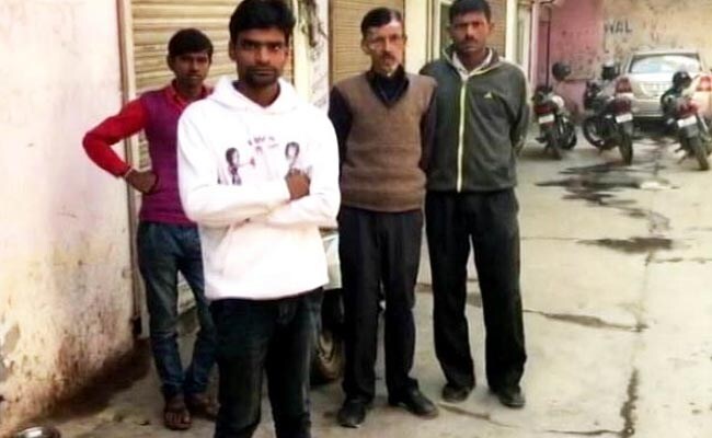 कैशलेस और मजबूर : सैलरी नहीं मिलने से परेशान हैं मज़दूर... कैशलेस और मजबूर : सैलरी नहीं मिलने से परेशान हैं मज़दूर...