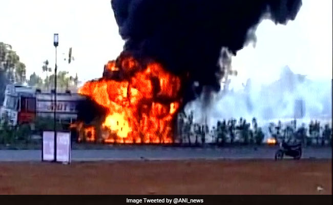 असम :  गैस टैंकर के पलटने ने लगी आग, 4 की मौत, कई घर जले