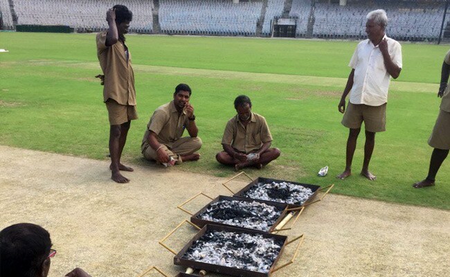 चेन्‍नई टेस्‍ट : कोयले जलाकर पिच सुखा रहे हैं मैदानकर्मी, अनूठे रिकॉर्ड के करीब कोहली