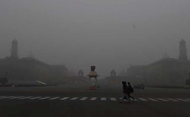 Thick Fog Blankets Delhi, Minimum Temperature Dips To 8.2 Degrees Celsius