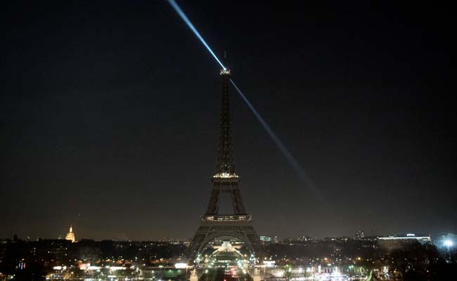 Eiffel Tower Blacks Out To Support People Of Aleppo