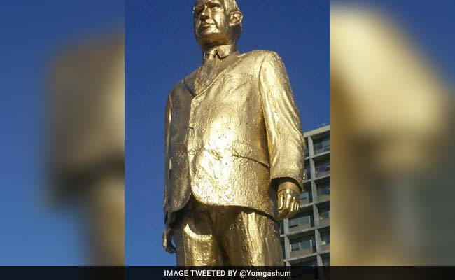 Israel Artist Displays Golden Statue Of PM Benjamin Netanyahu In Protest