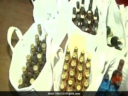 शराबबंदी वाले गुजरात में 'वीआईपी' शराब पार्टी पर पुलिस का छापा, IPL के पूर्व कमिश्नर सहित 250 गिरफ्तार शराबबंदी वाले गुजरात में 'वीआईपी' शराब पार्टी पर पुलिस का छापा, IPL के पूर्व कमिश्नर सहित 250 गिरफ्तार