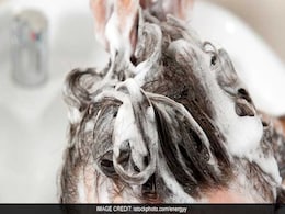 बाल धोने में की गई इन 2 गलतियों के कारण झड़ते हैं बाल, जानें Hair Wash का सही तरीका  बाल धोने में की गई इन 2 गलतियों के कारण झड़ते हैं बाल, जानें Hair Wash का सही तरीका