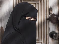 ब्रिटेन में मुस्लिम महिला को 'आतंकवादी जैसा दिखने वाला' काला हिजाब हटाने को कहा गया