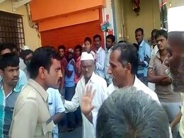 वीडियो : एटीएम की लाइन में लगे रिटायर्ड फौजी के साथ बदसलूकी, कॉन्स्टेबल सस्पेंड वीडियो : एटीएम की लाइन में लगे रिटायर्ड फौजी के साथ बदसलूकी, कॉन्स्टेबल सस्पेंड
