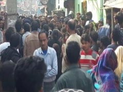 दिल्ली : गम और गुस्से के बीच उजड़ रही है कठपुतली कॉलोनी