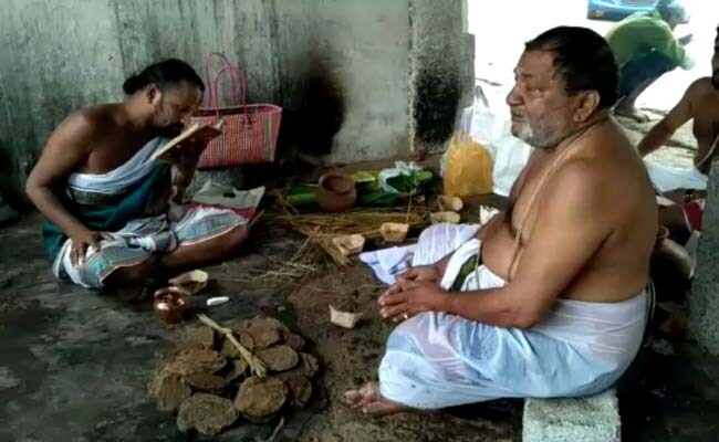 सौतेले भाई वासुदेवन ने मैसूर में जयललिता का किया सांकेतिक रूप से अंतिम संस्कार सौतेले भाई वासुदेवन ने मैसूर में जयललिता का किया सांकेतिक रूप से अंतिम संस्कार