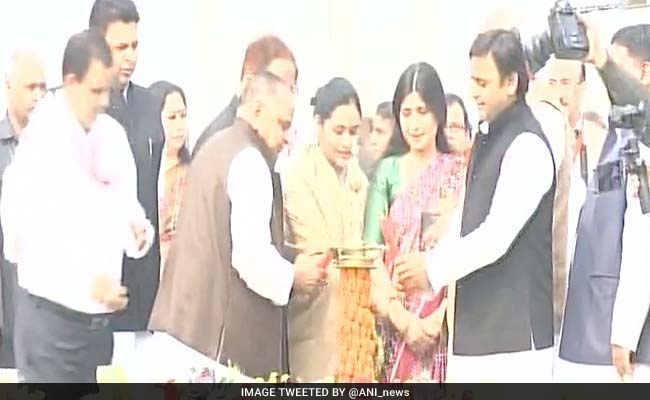 लखनऊ मेट्रो के ट्रॉयल रन का शुभारंभ करते हुए अखिलेश बोले - अपना वादा निभाया