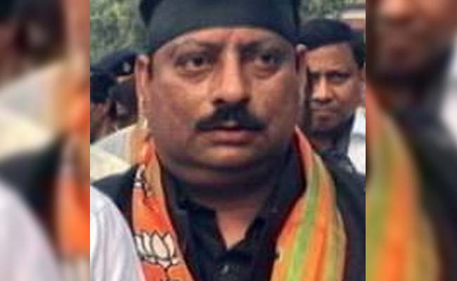 पश्चिम बंगाल : पूर्व बीजेपी नेता के पास से मिले 33 लाख रुपये के 2000 के नोट