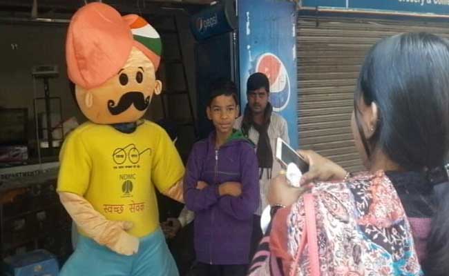 एनडीएमसी इलाके में खुले में टायलेट और गंदगी फैलाने वालों को रोकने के लिए 6 मैस्कट किए गए तैनात