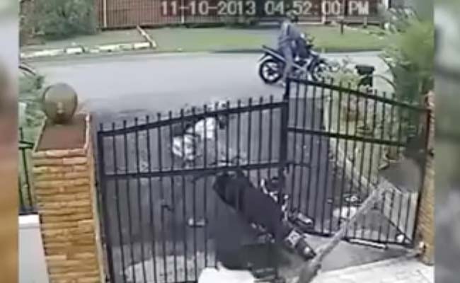टॉप ट्रेंडिंग वीडियो : यूट्यूब पर लाखों लोग देख रहे हैं इस नाकाम मोटरसाइकिल चोरी को...